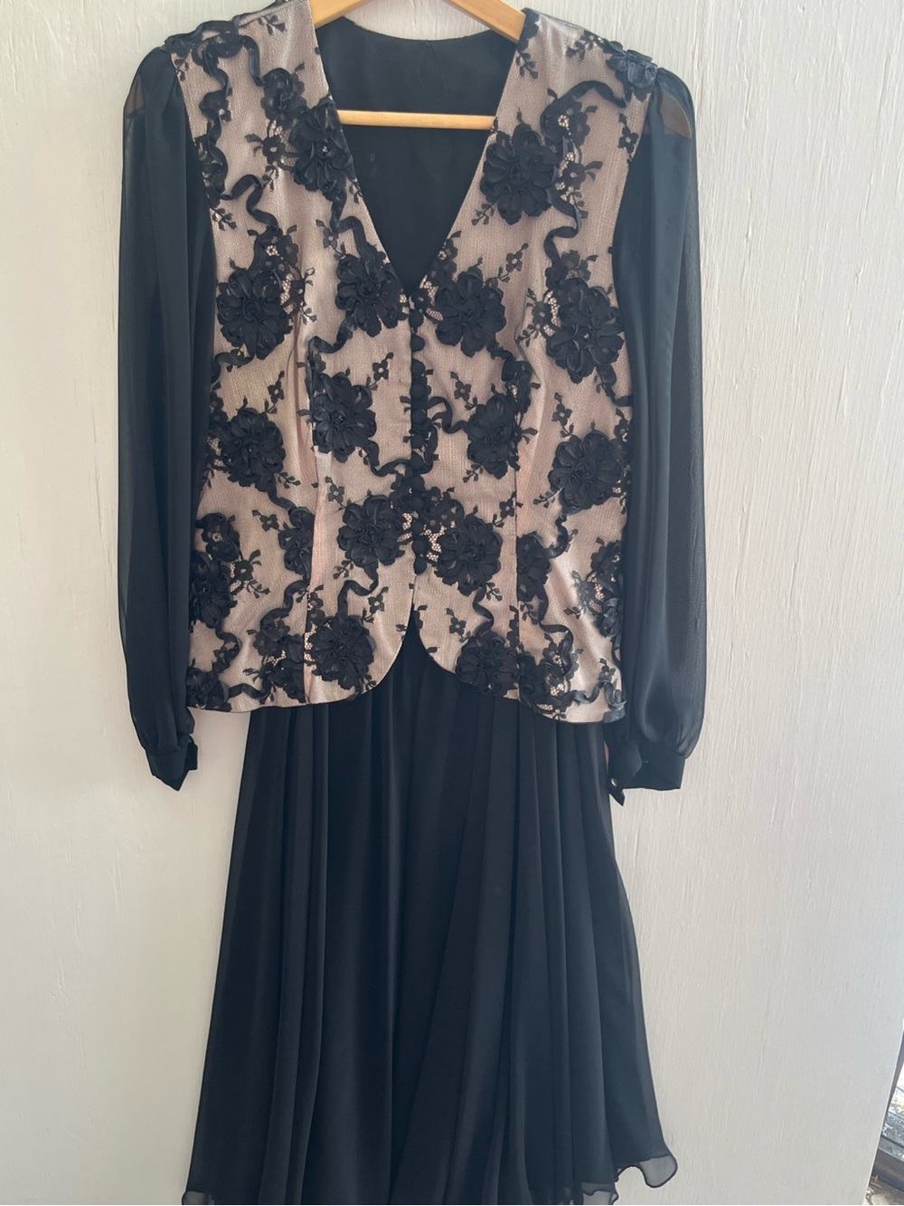 Miss Elliette Vintage 2 Piece Skirt & Blouse Set Lace Chiffon Black/Cream Size 8